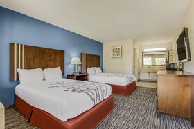 Econo Lodge Inn & Suites