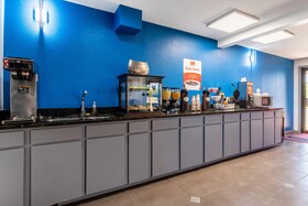 Econo Lodge Inn & Suites