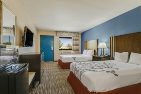 Econo Lodge Inn & Suites