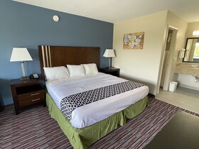 Econo Lodge Inn & Suites