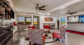 Econo Lodge Inn & Suites