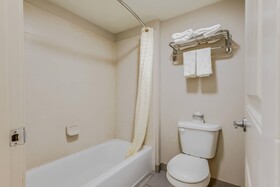 Econo Lodge Inn & Suites