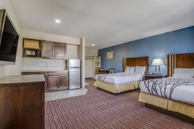 Econo Lodge Inn & Suites