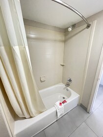 Econo Lodge Inn & Suites