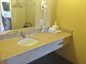 Econo Lodge Inn & Suites