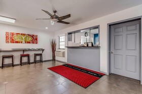 Econo Lodge Inn & Suites