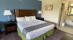 Econo Lodge Inn & Suites