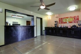 Econo Lodge Inn & Suites