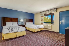 Econo Lodge Inn & Suites