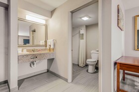 Econo Lodge Inn & Suites