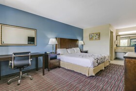 Econo Lodge Inn & Suites