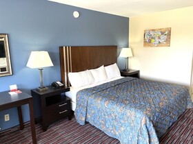Econo Lodge Inn & Suites