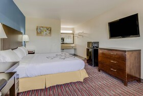 Econo Lodge Inn & Suites