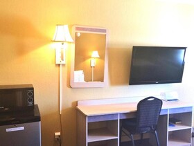 Econo Lodge Inn & Suites