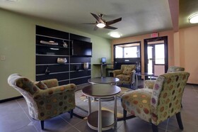 Econo Lodge Inn & Suites