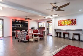 Econo Lodge Inn & Suites