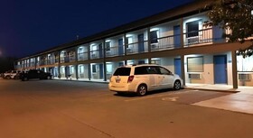 Econo Lodge Inn & Suites