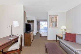 Hawthorn Suites by Wyndham Midwest City Tinker AFB