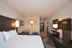 Holiday Inn Express & Suites Oklahoma City Mid - Arpt Area