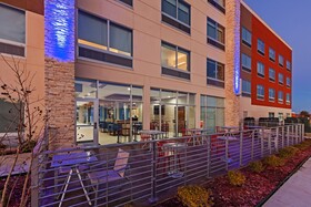 Holiday Inn Express & Suites Tulsa West - Sand Springs