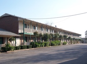Oak Hill Inn & Suites