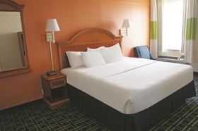 La Quinta Inn & Suites by Wyndham Tulsa Central