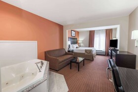 La Quinta Inn & Suites by Wyndham Tulsa Midtown