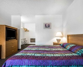 Rodeway Inn & Suites
