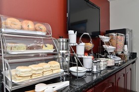 Clackamas Inn & Suites