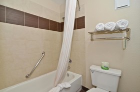 Clackamas Inn & Suites