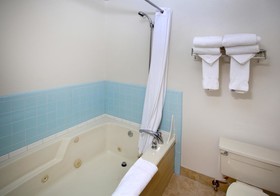 Clarion Inn Surfrider Resort