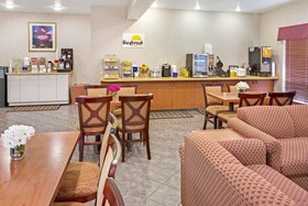 Days Inn & Suites by Wyndham Gresham