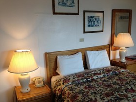 Cozy Cove Beachfront Resort Inn