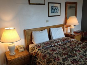 Cozy Cove Beachfront Resort Inn