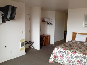 Cozy Cove Beachfront Resort Inn