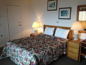 Cozy Cove Beachfront Resort Inn