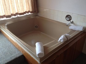 Cozy Cove Beachfront Resort Inn