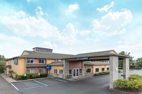 Travelodge Suites by Wyndham Newberg