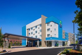 Holiday Inn Express & Suites Portland Airport Cascade Stn