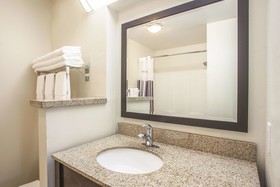 La Quinta Inn & Suites by Wyndham Portland Airport