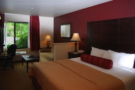 Oxford Suites Portland - Jantzen Beach