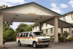 Super 8 By Wyndham Portland Airport