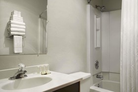 Super 8 By Wyndham Portland Airport