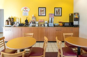 Super 8 by Wyndham Redmond