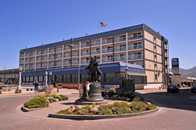 Promenade Inn & Suites Oceanfront