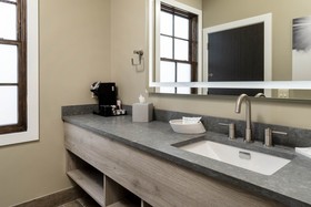 Ski Inn Taphouse Hotel