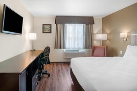 Econo Lodge Inn & Suites