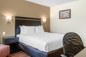 Econo Lodge Inn & Suites