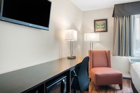 Econo Lodge Inn & Suites