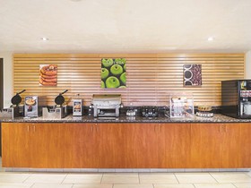 La Quinta Inn & Suites by Wyndham Woodburn